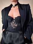 Blazer nero con inserti di pizzo macramè 