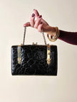 Borsa a bauletto in pelle stampa coccodrillo color testa di moro con manici a catena