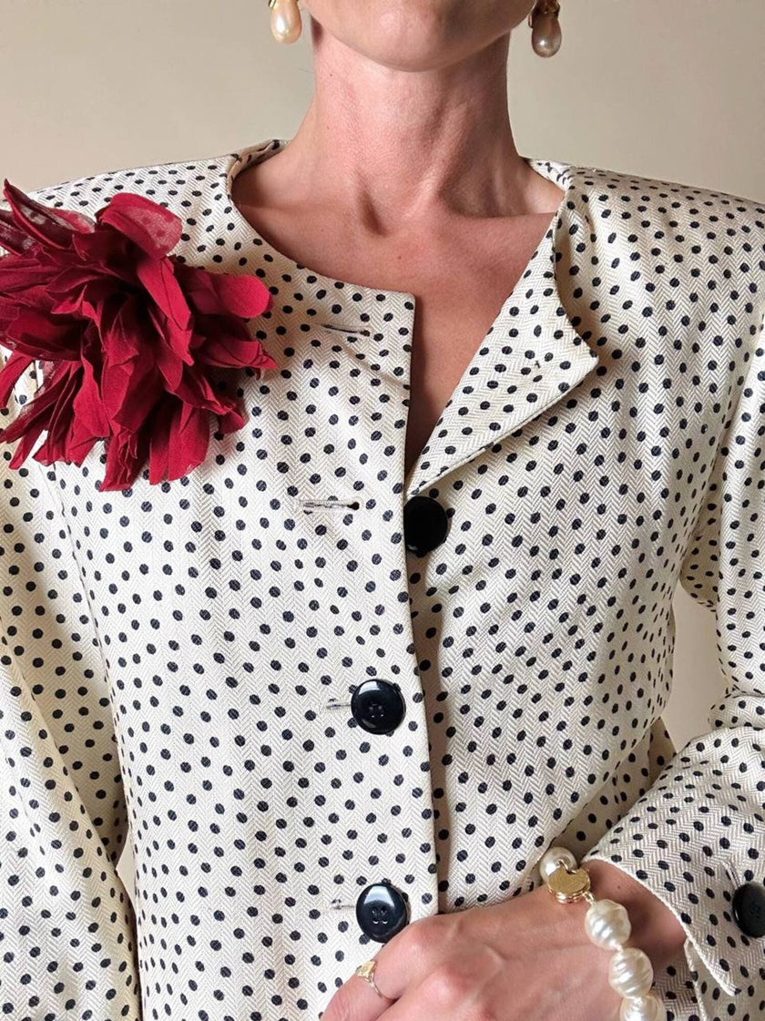 Spilla in tessuto rosso a forma di fiore “Alisy”