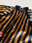 Camicia in raso di seta a righe nere e ruggine con maniche a pipistrello “Manú”