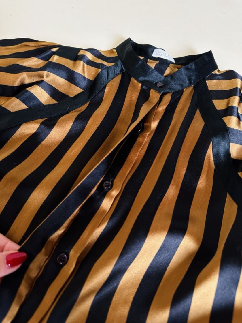 Camicia in raso di seta a righe nere e ruggine con maniche a pipistrello “Manú”