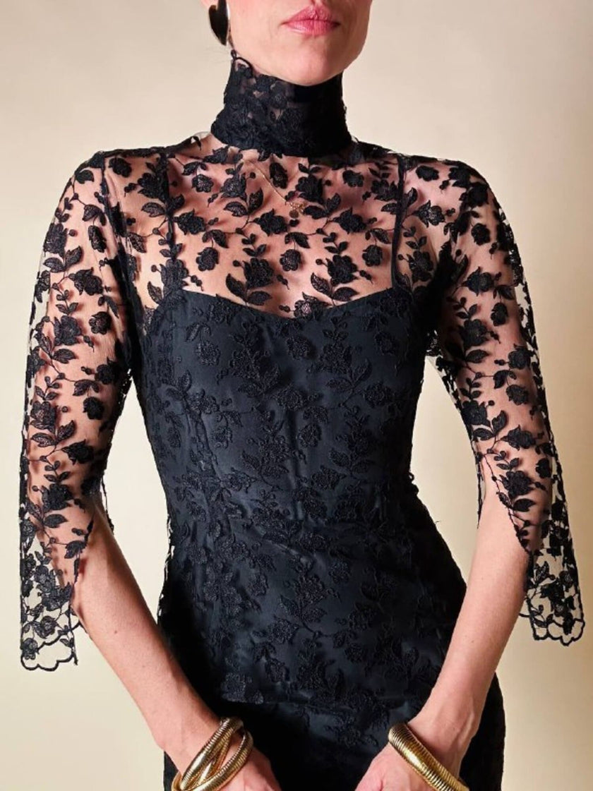 Mini abito sartoriale in tulle nero con ricami floreali
