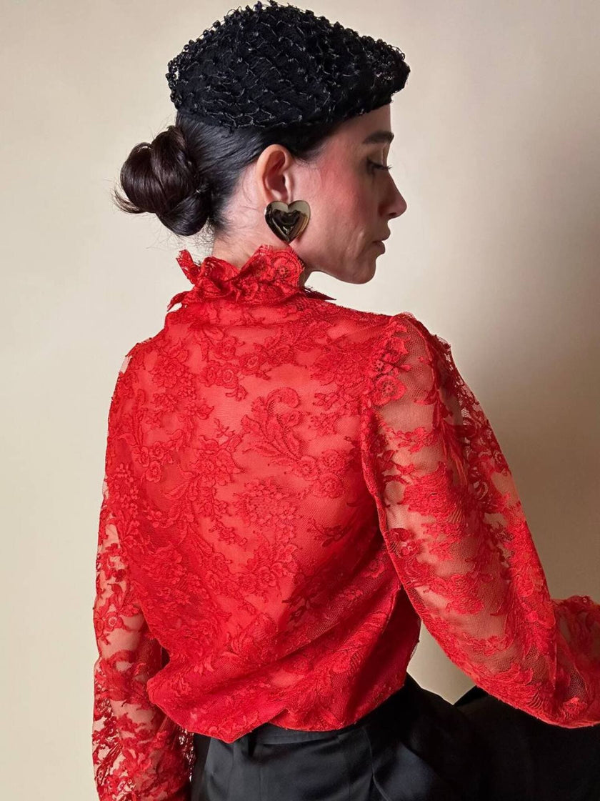 Camicia sartoriale in pizzo chantilly e organza di seta rossa