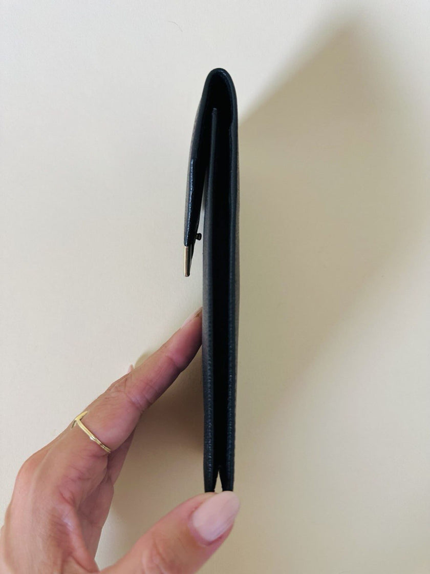 Étui à lunettes en cuir noir avec détail en métal doré logoté Yves Saint Laurent