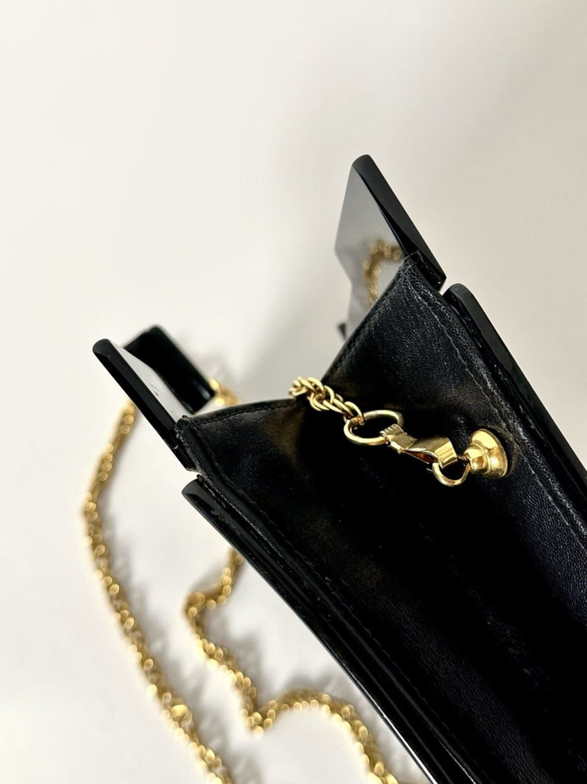 Borsa vintage Fendi in lucite nera con logo inciso e tracolla a catena dorata