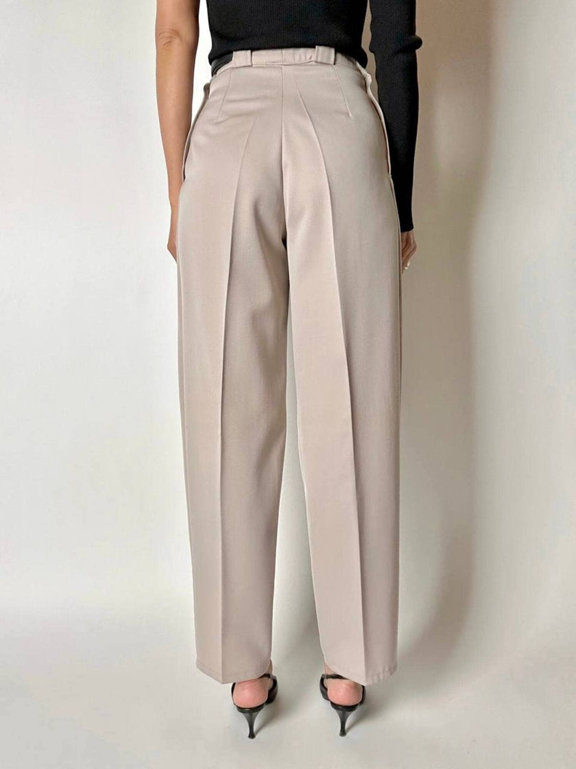 Pantalone vintage in fresco di lana greige con pince e abbottonatura su ambo i lati