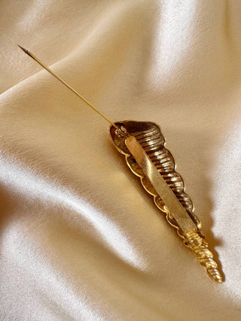 Spilla dorata a forma di conchiglia Turritella