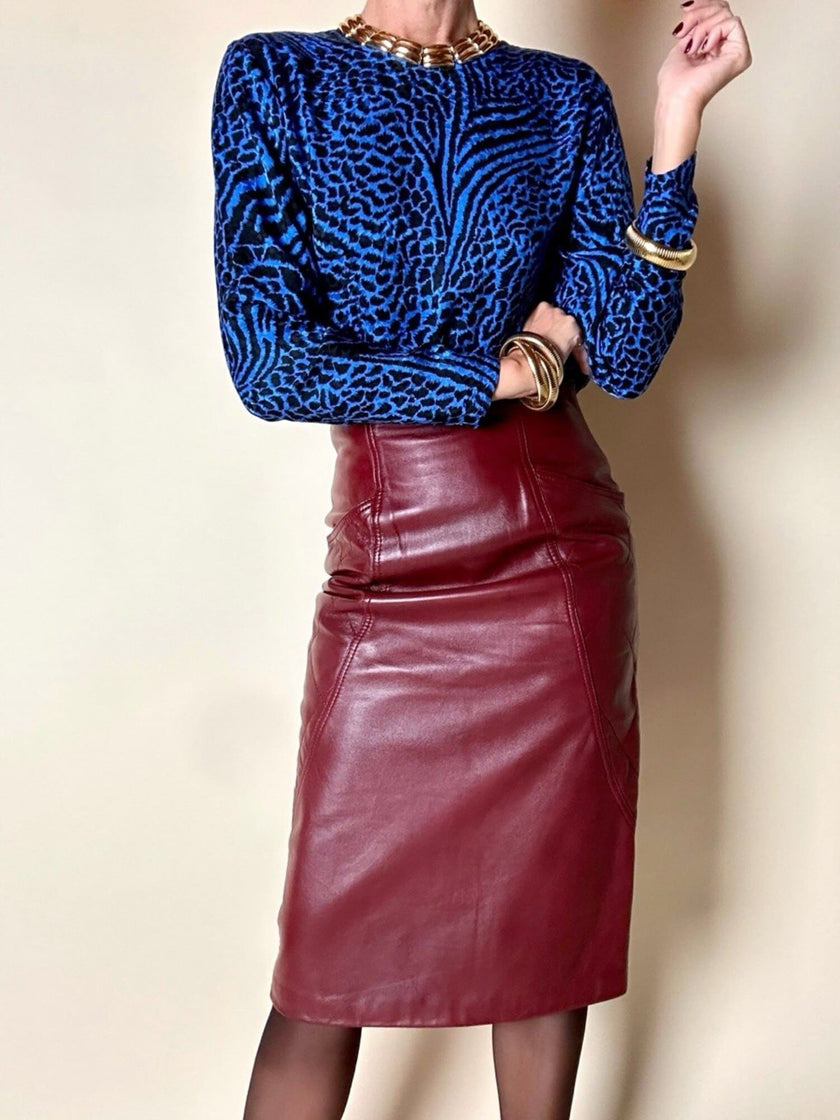 Falda midi vintage de tiro alto en piel burdeos con detalle acolchado
