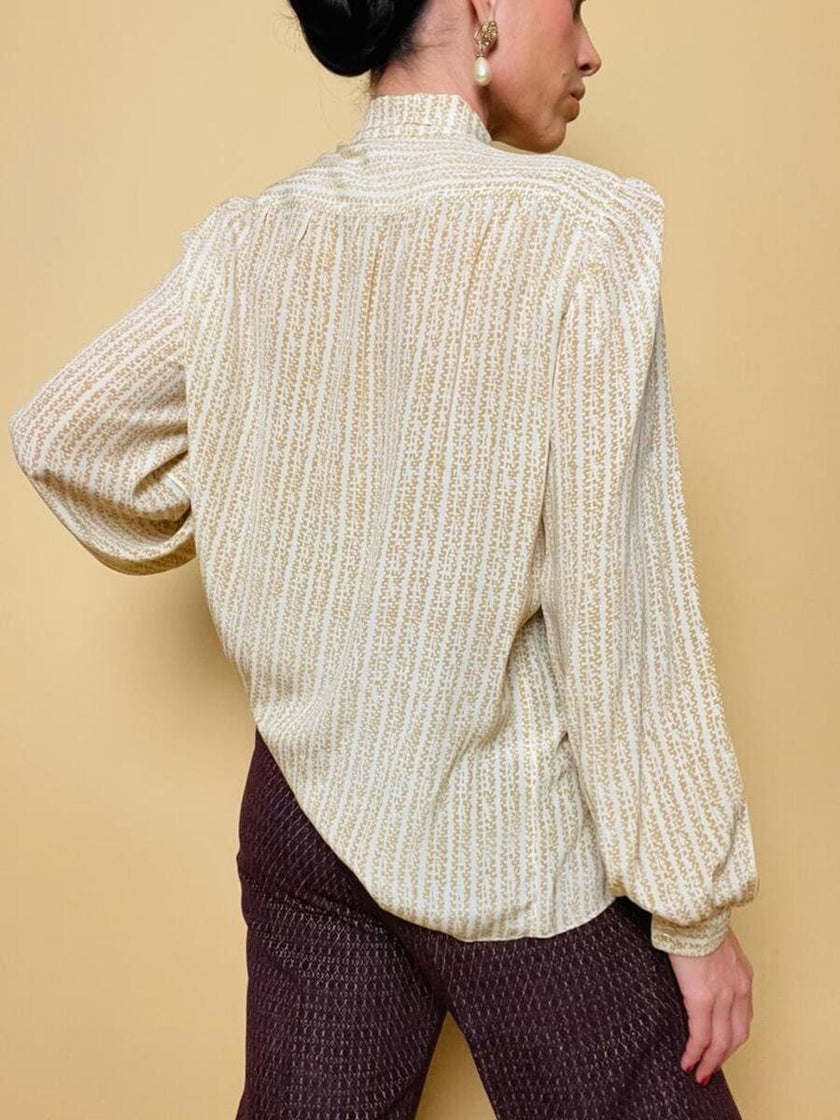 Camicia sartoriale in seta panna fantasia beige con nastro a collo