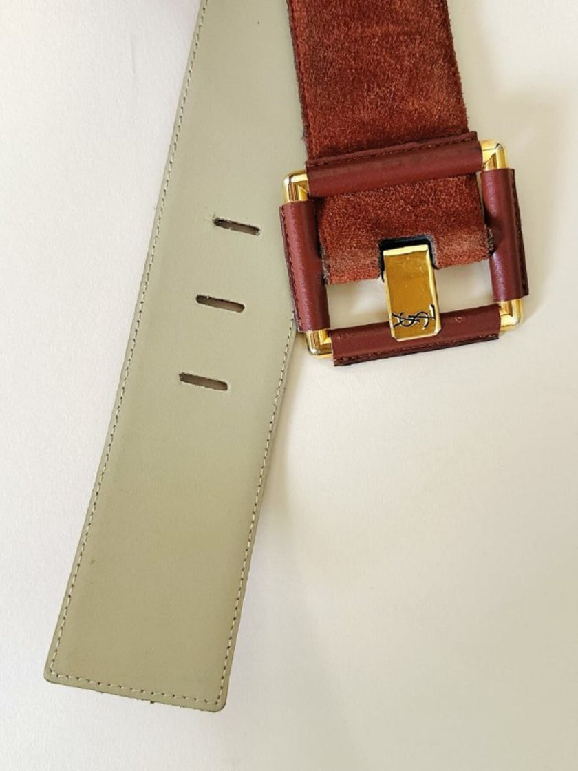 Cintura Yves Saint Laurent in camoscio terra di Siena con fibbia ricoperta e ardiglione logato