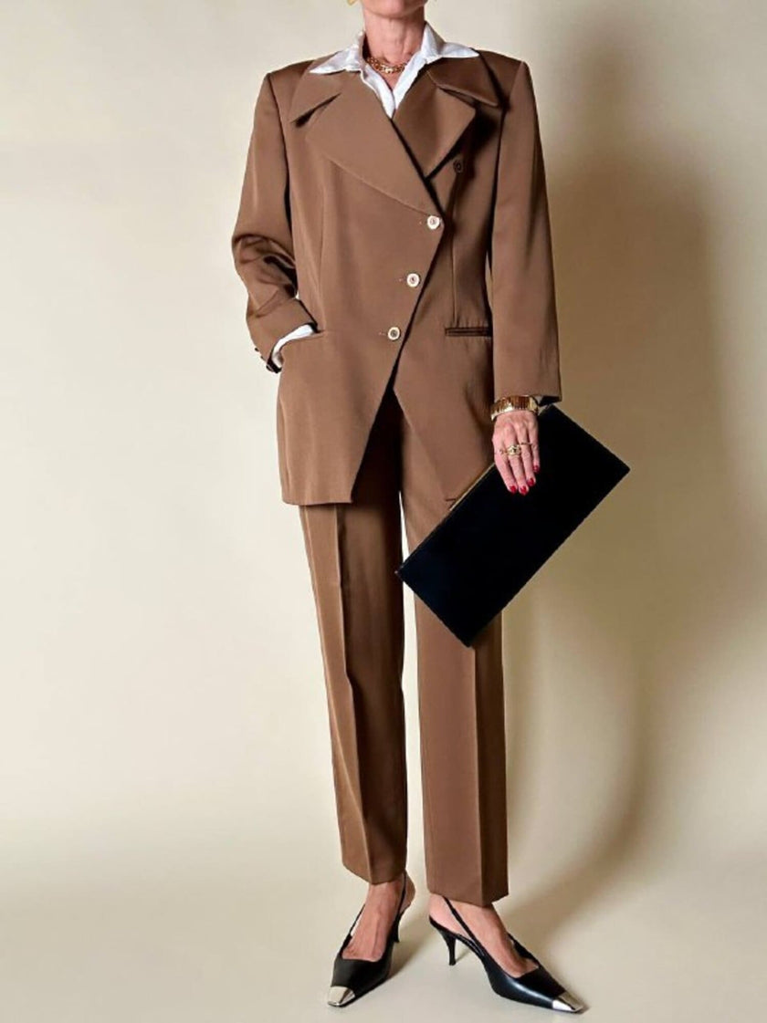 Tailleur giacca/pantalone in rasato di lana color caramello “Byblos”