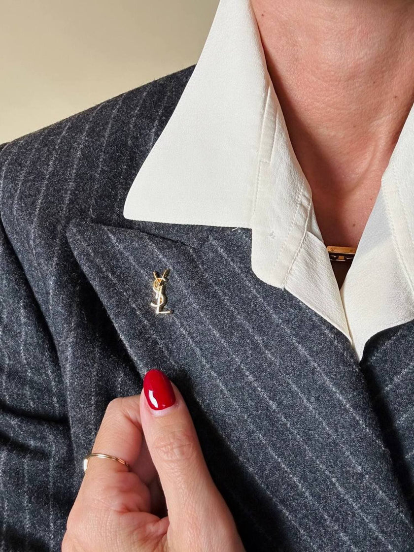 Mini spilla vintage logo Yves Saint Laurent in metallo dorato