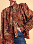 Camicia in pura seta con fiocco al collo e pattern micro rondini 
