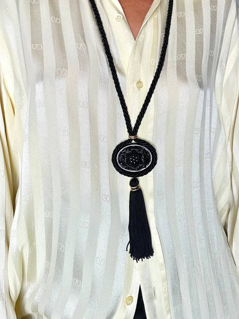 Vintage-Halskette aus schwarzer Spiralkordel mit Schmuckanhänger und Couture-Quaste