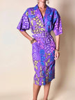Mehrfarbiges Kleid mit abstraktem Muster in Violett und passendem Gürtel „Livio De Simone“