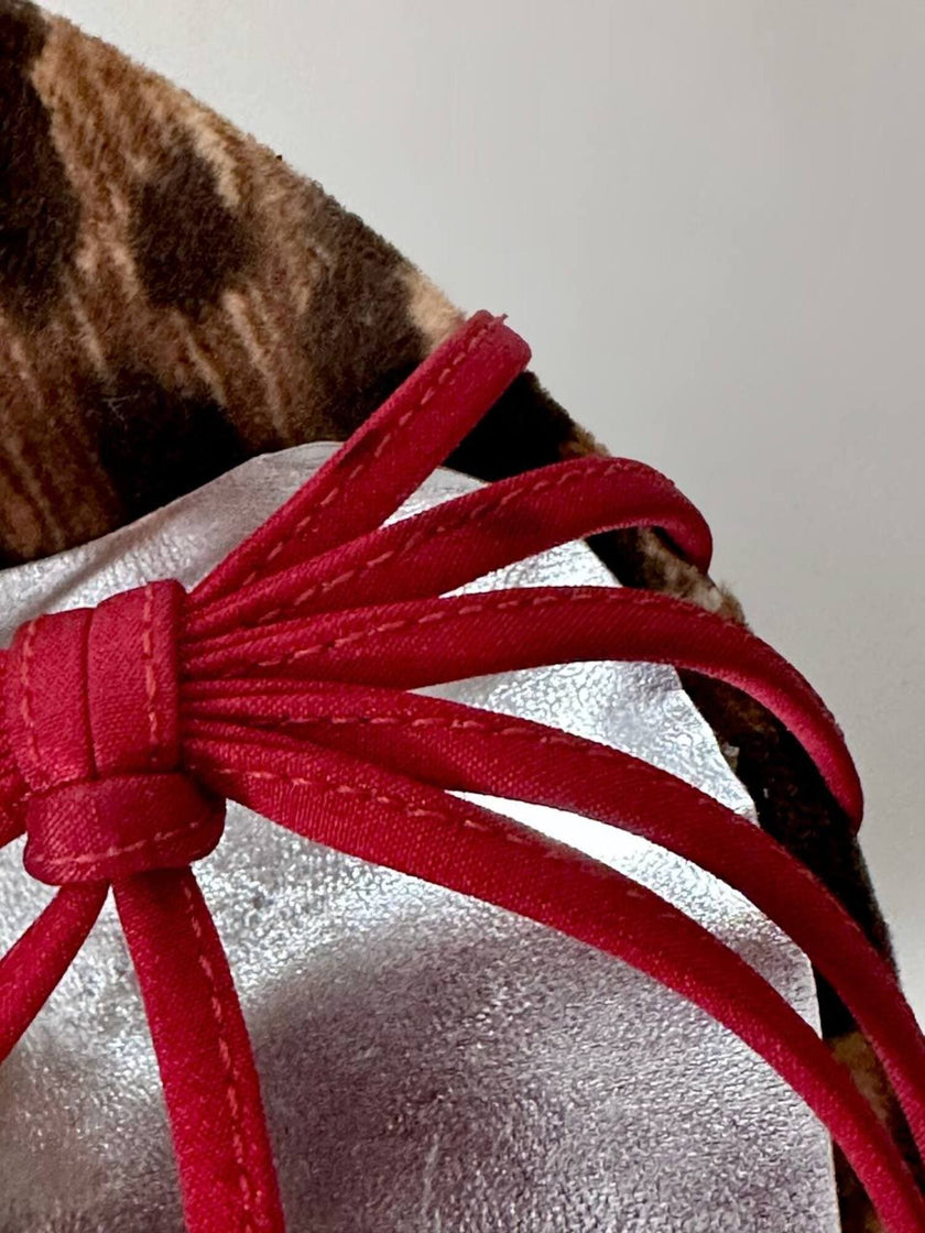 Sandalias vintage Dolce & Gabbana en crepé rojo y terciopelo con estampado de leopardo
