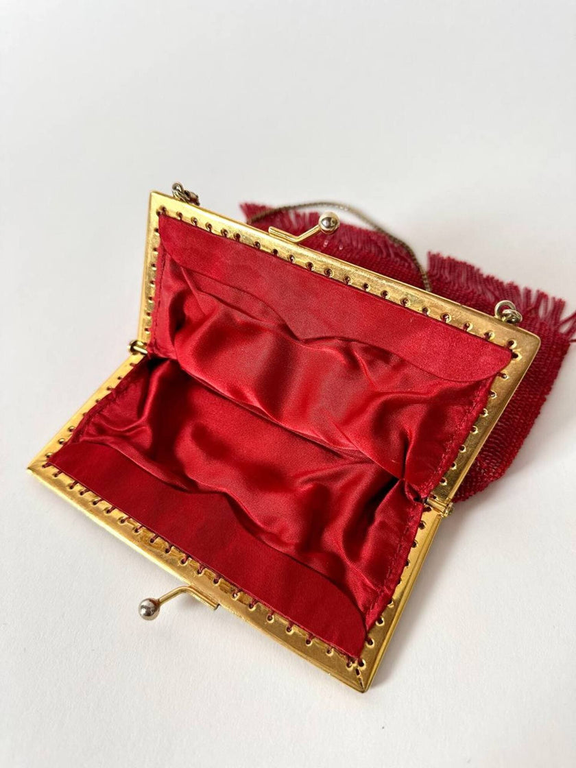 Borsetta vintage di perline rosse con frangia sul fondo