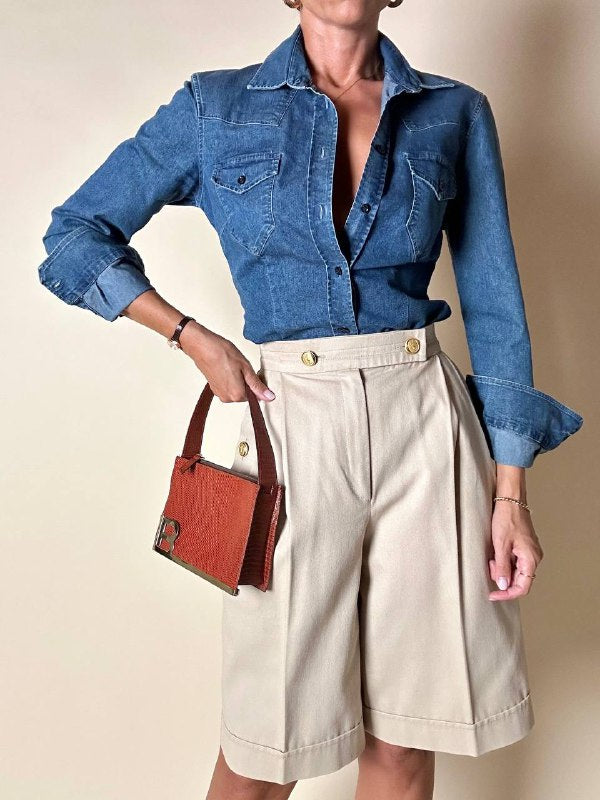 Bermuda Yves Saint Laurent in cotone color sabbia con bottoni dorati con logo YSL