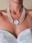 Collana di perle a tre fili con chiusura in madreperla a forma di fiore
