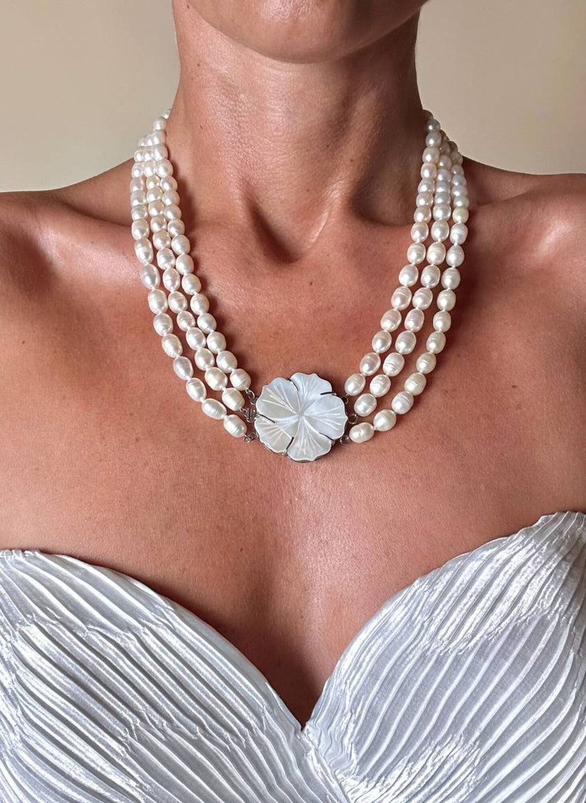 Collana di perle a tre fili con chiusura in madreperla a forma di fiore