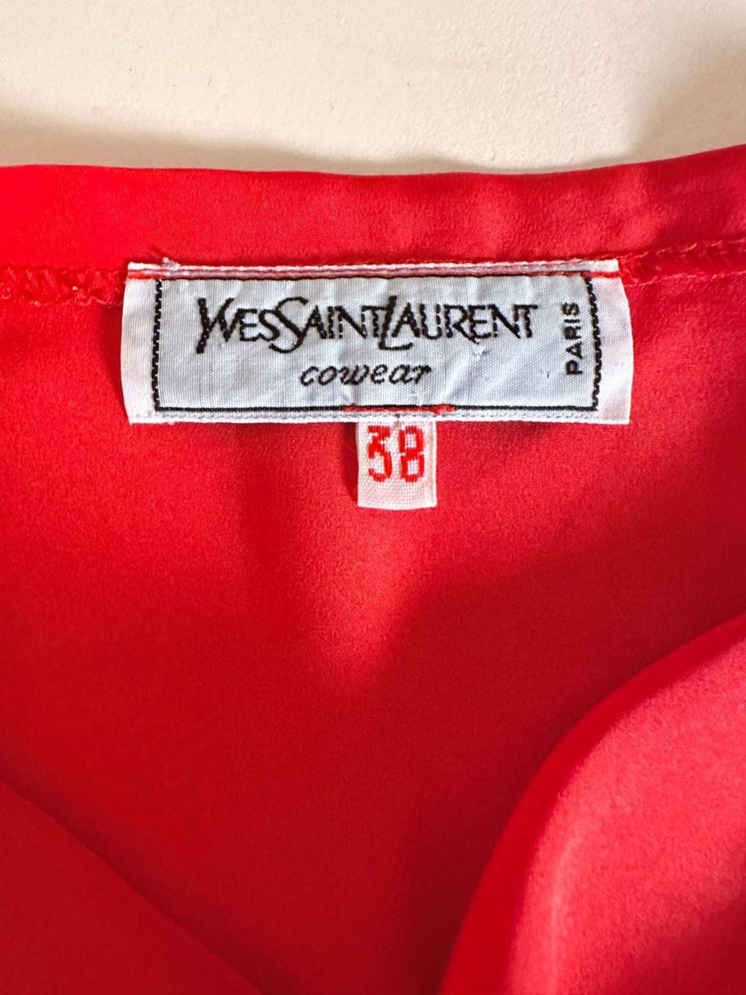 Blusa rossa con scollo drappeggiato “Yves Saint Laurent”