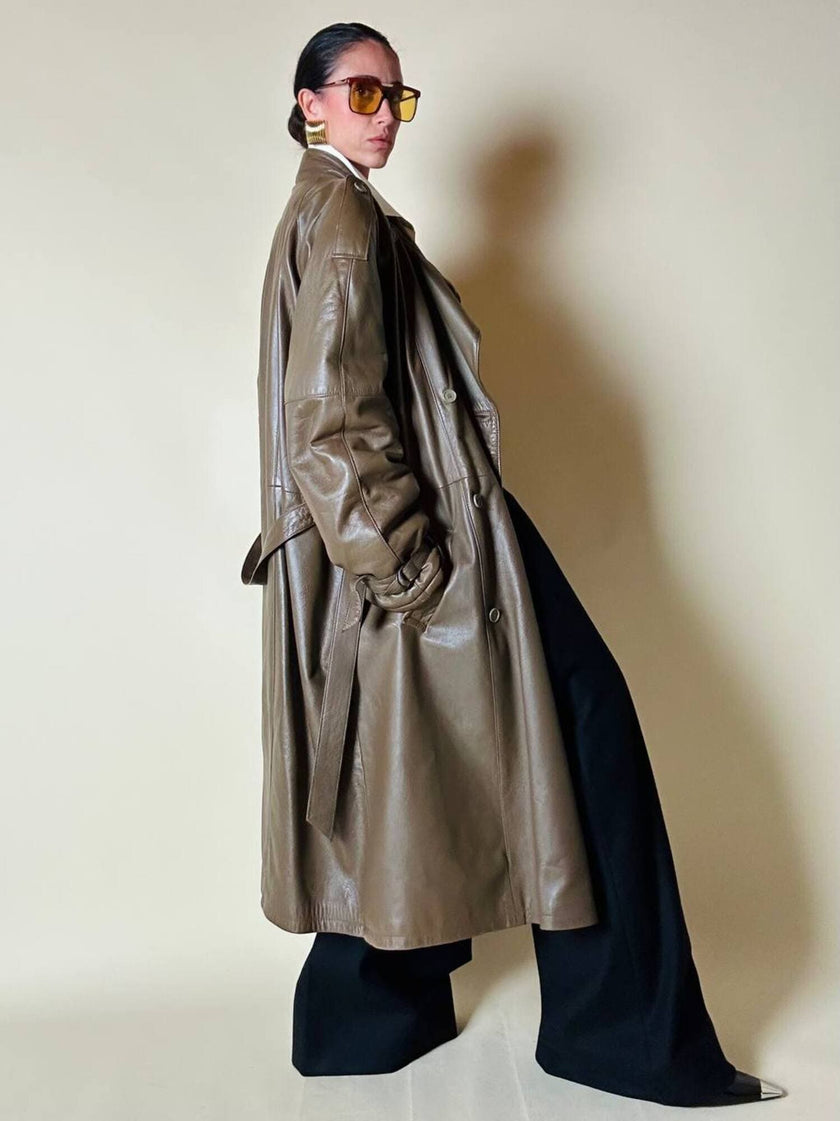 Trench doppiopetto in pelle color fango con interno imbottito