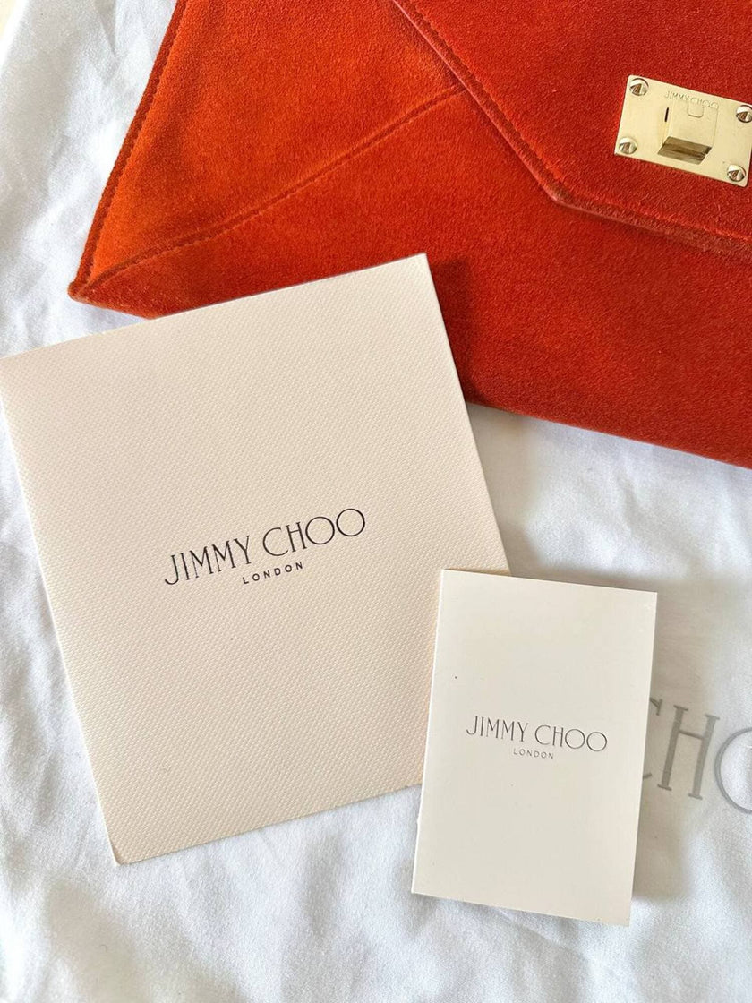 Pochette a busta Jimmy Choo in camoscio aragosta con placca metallica logata