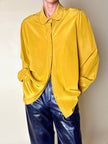 Camicia sartoriale in seta color senape con profili smerlati