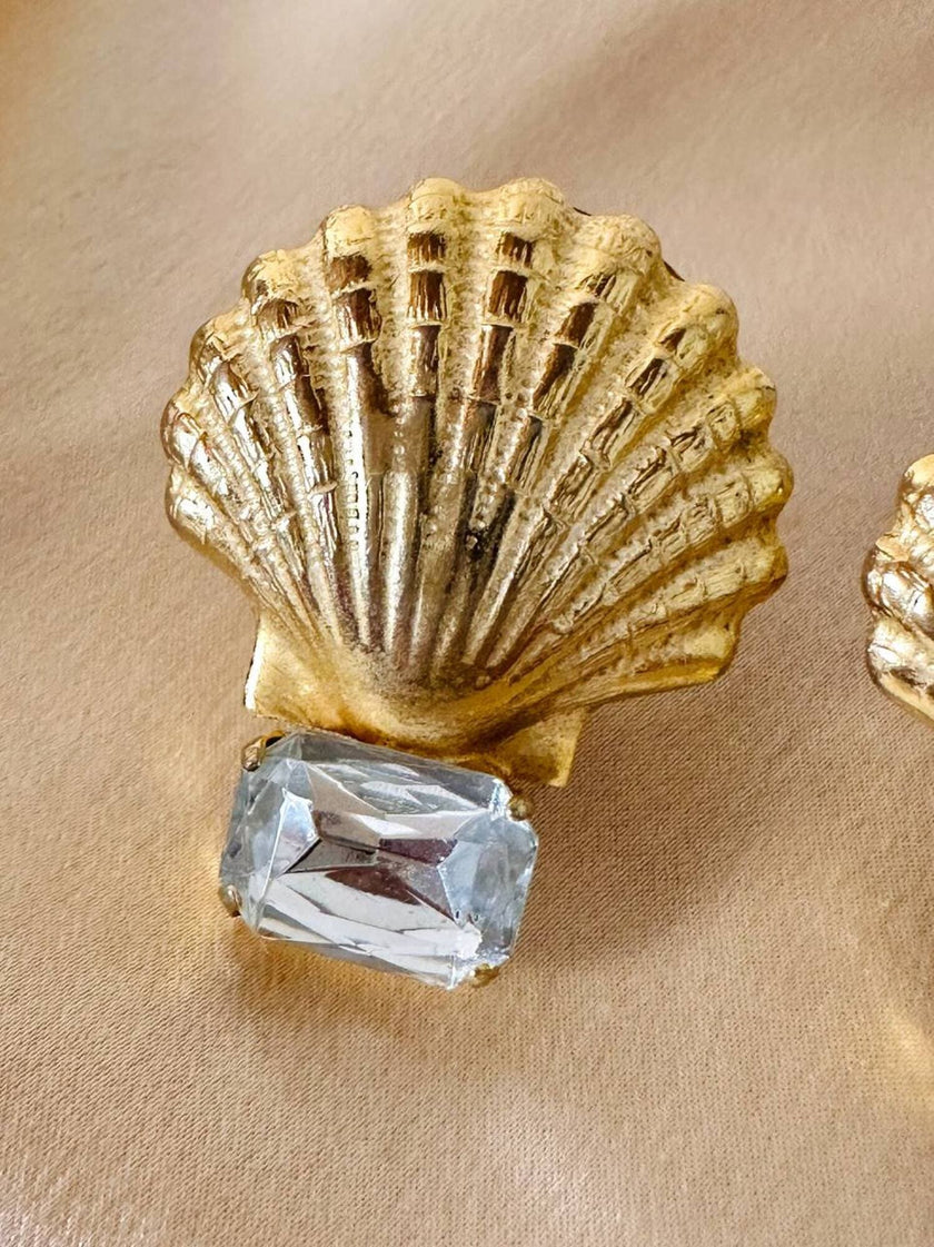 Orecchini a clip dorati a forma di capasanta con strass rettangolare