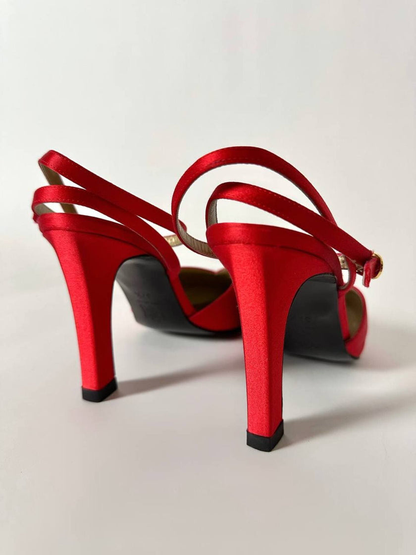 Décolleté vintage Yves Saint Laurent in raso di seta rosso lacca con cinturino alla caviglia