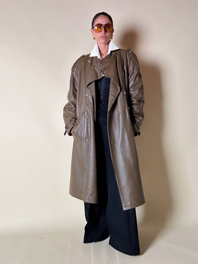 Trench doppiopetto in pelle color fango con interno imbottito
