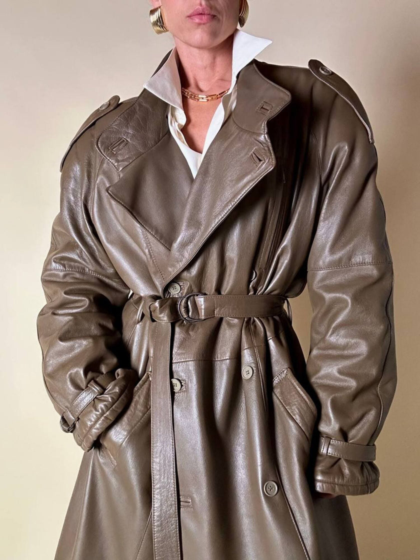 Trench doppiopetto in pelle color fango con interno imbottito