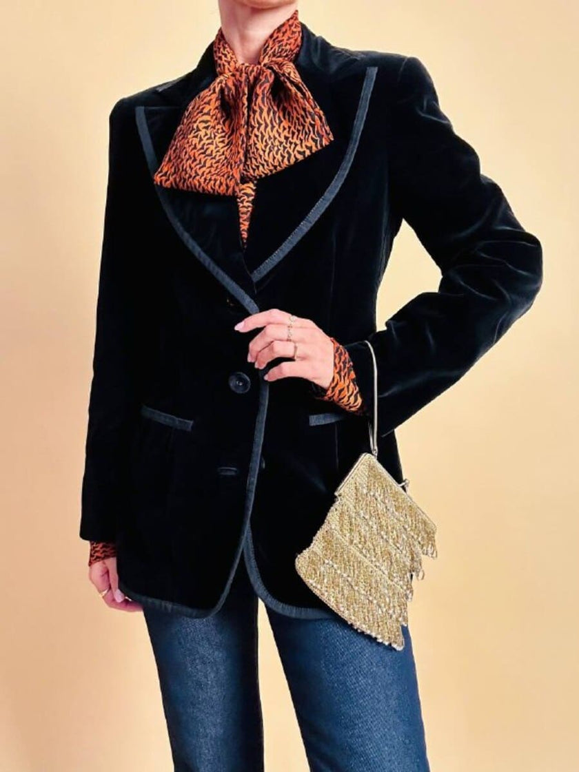 Camicia in pura seta con fiocco al collo e pattern micro rondini 