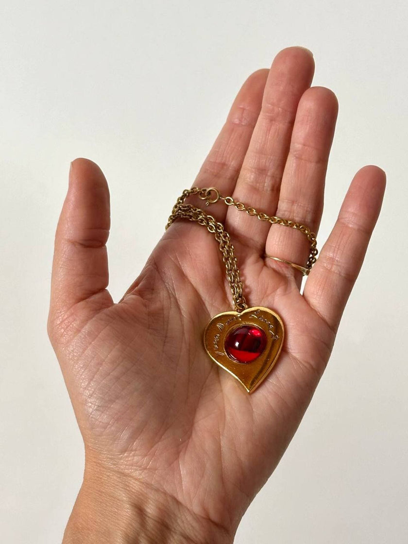 Collier vintage Yves Saint Laurent con ciondolo a forma di cuore firmato e cabochon rosso