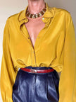 Camicia sartoriale in seta color senape con profili smerlati