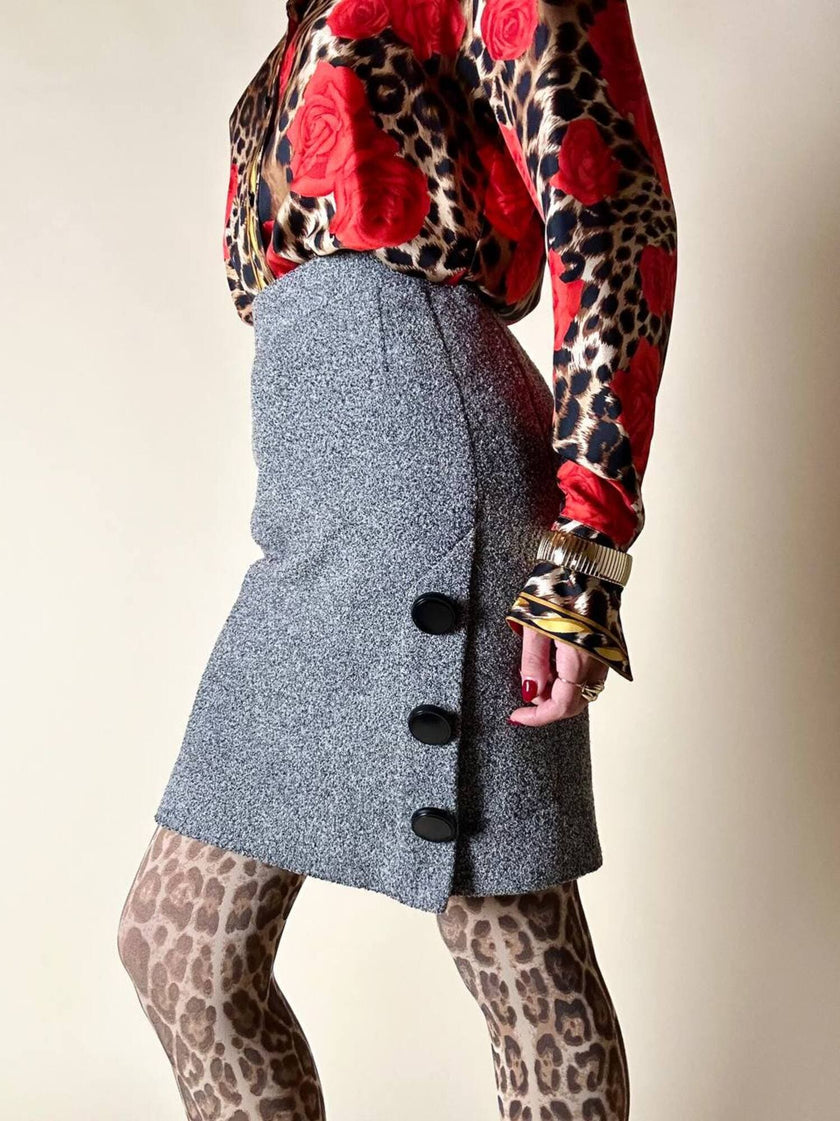 Minigonna grigia in lana bouclé con maxi bottoni neri “Yves Saint Laurent”
