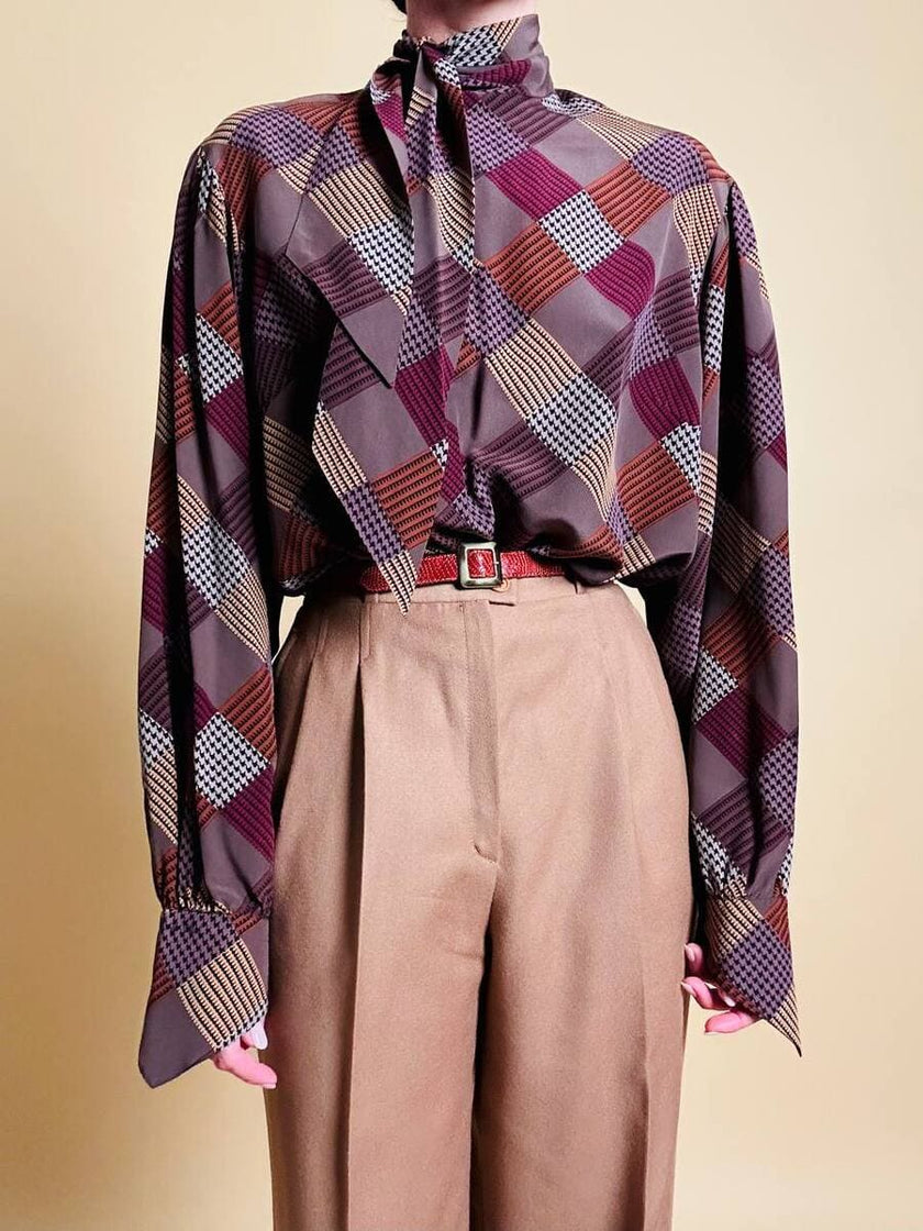 Bluse mit Schleifenkragen aus gemusterter Seide mit Rauten- und Hahnentritt-Details