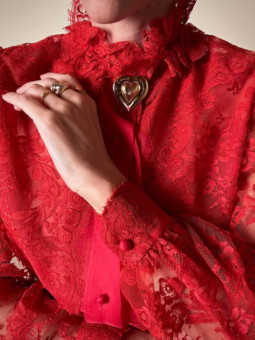 Camicia sartoriale in pizzo chantilly e organza di seta rossa