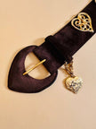Cintura in suede marrone con maxi borchie a cuore 