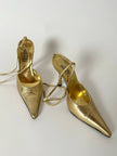 Décolleté slingback Gianni Versace in pelle laminata oro con punta affusolata lacci alla caviglia e tacco gioiello