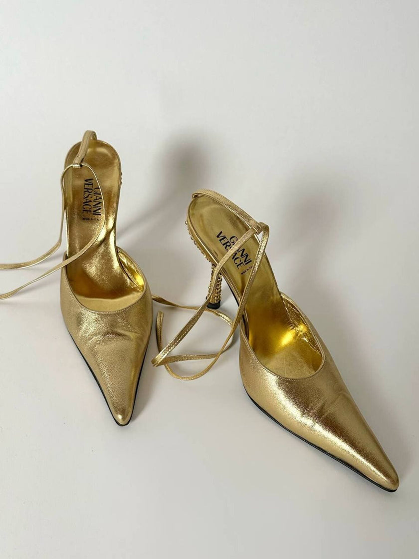 Décolleté slingback Gianni Versace in pelle laminata oro con punta affusolata lacci alla caviglia e tacco gioiello