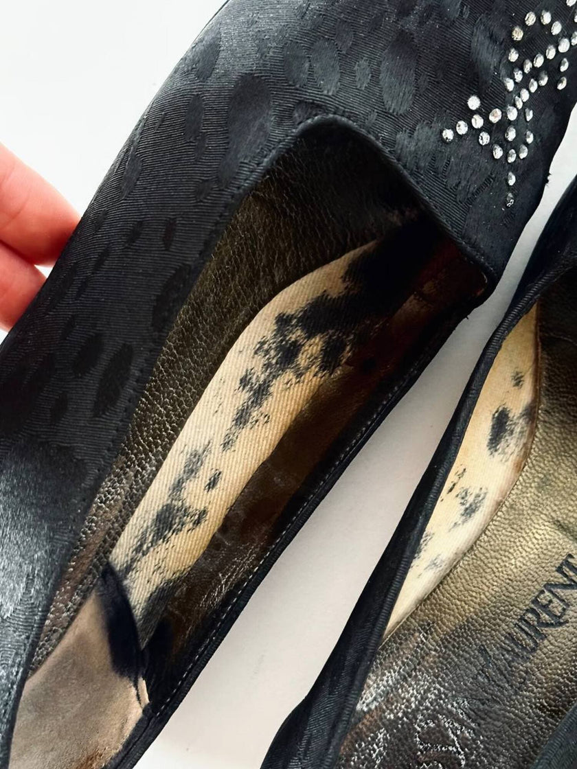 Ballerine slipper Yves Saint Laurent jacquard in tela nera animalier con monogramma YSL in strass