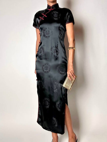 Qipao vintage in raso jacquard nero con profili e alamari neri e rossi