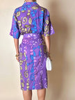 Mehrfarbiges Kleid mit abstraktem Muster in Violett und passendem Gürtel „Livio De Simone“