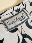 Abito lungo in raso di seta bianco con arabeschi neri “Gianni Versace”