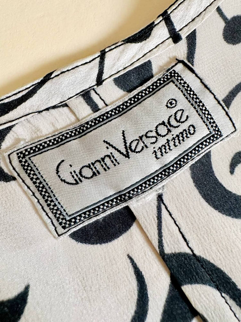Abito lungo in raso di seta bianco con arabeschi neri “Gianni Versace”