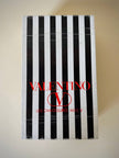 Décolleté vintage Valentino Garavani Miss V in vernice nera traforata con logo nel tacco