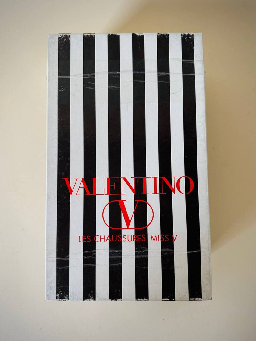 Décolleté vintage Valentino Garavani Miss V in vernice nera traforata con logo nel tacco