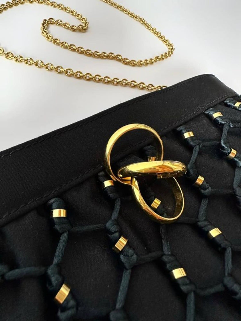 Pochette vintage Rodo in raso nero lavorato a rete con nappa couture e tracolla in catena