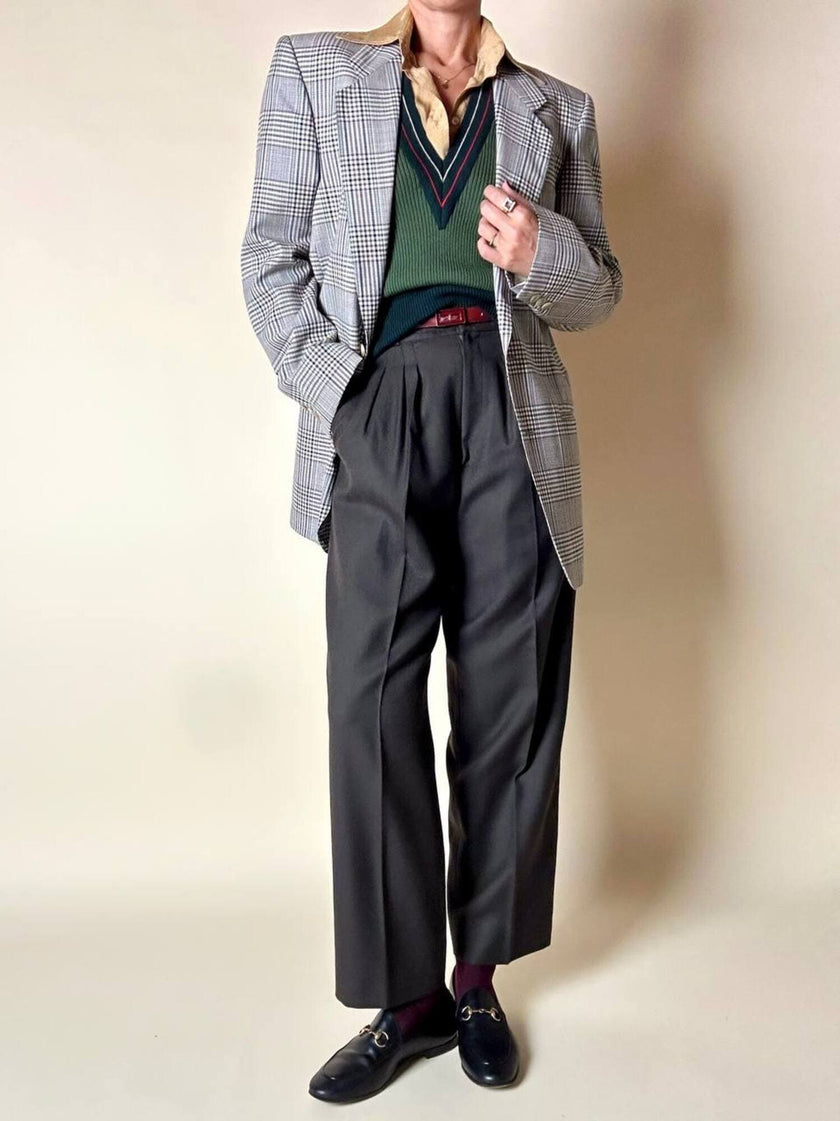 Gilet in lana verde prato con scollo a V e profili a contrasto verde bosco